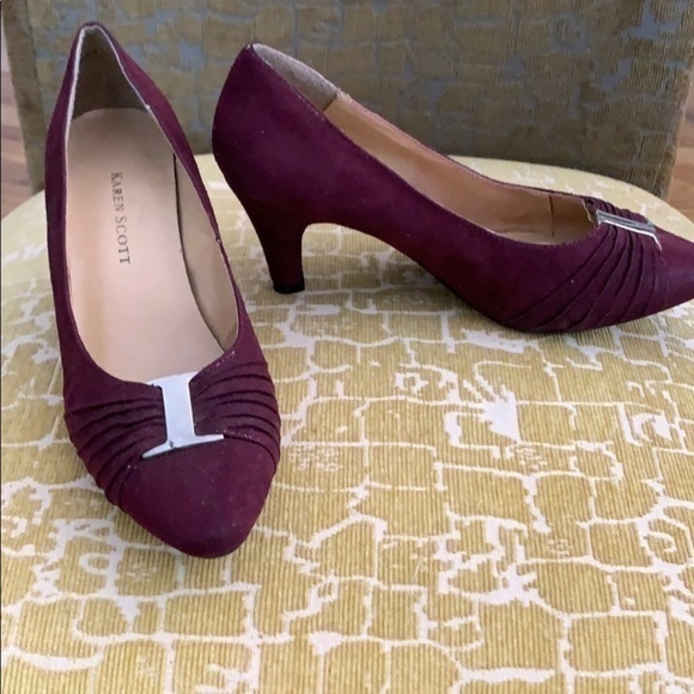 Karen Scott Caitrin faux suede wine heels 6M